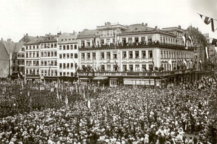 „Sedanstag auf dem Goetheplatz mit Hotel zum Schwan“ von 1895